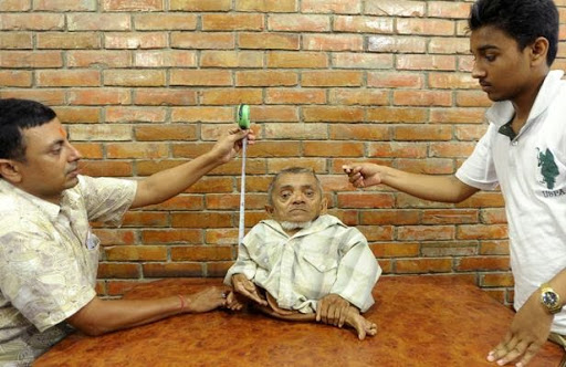 Népal : un homme de 41 cm se bat pour entrer au Guinness des records