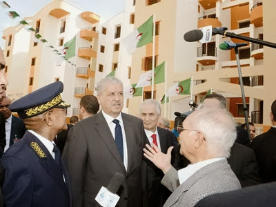 Sellal lors de sa visite à sétif Une enveloppe de 35 milliards de dinars pour subvenir aux besoins des cancéreux en médicaments