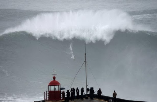 Tempête Christian: Un Brésilien a peut-être surfé la plus grosse vague du monde