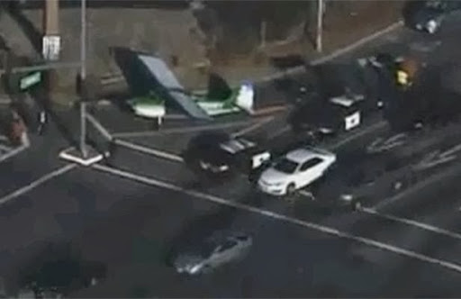 Un avion se pose sur une autoroute californienne