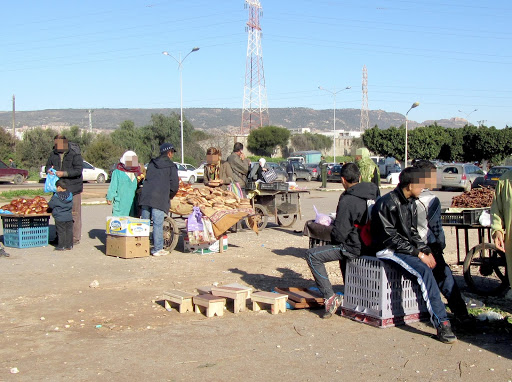 Une année après la campagne d’assainissement lancée par la commune Les commerçants informels réinvestissent les trottoirs