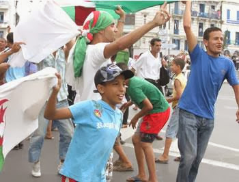 A neuf jours du match contre le Burkina Faso, les algériens oublient leurs tracas quotidiens, Une soupape nommée football