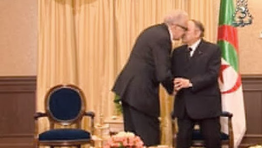 Bouteflika défie ses détracteurs en se tenant debout: La vérité en image