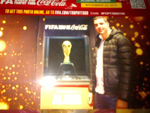 Des Algériens ont pu se prendre en photo avec la Coupe du monde