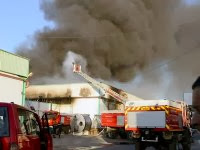 Incendie de la laiterie de Baraki : la protection civile tente de circonscrire le feu