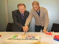 Quand Guedioura partage un gâteau avec l’ambassadeur britannique