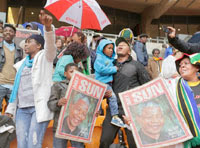 Danse sous la pluie et émotion, Le monde célèbre Mandela