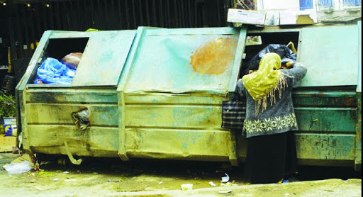 Du pain rassis,destine a la vente: Fouiner dans les poubelles, un véritable gagne-pain !