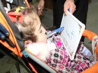 Handicapée elle utilise sa bouche pour écrire et rêve de devenir médecin