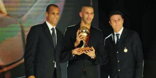 Islam Slimani offre son ballon d’or au Président Bouteflika