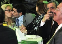 Le baiser de Maradona enflamme le web algérien