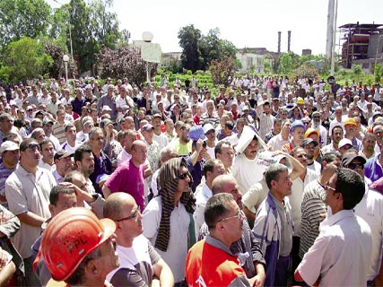 Le complexe sidérurgique en proie à une nouvelle surchauffe syndicale, ArcelorMittal assiégé par les travailleurs