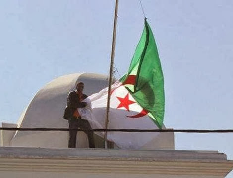 Le Maroc multiplie les messages agressifs, Le profanateur du drapeau algérien libéré pour… 22 euros !