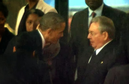 Poignée de main historique entre Obama et Castro