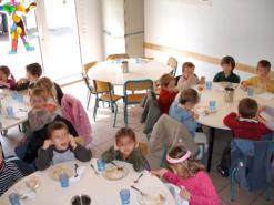 Cela se passe dans la wilaya d’Alger, Des écoliers mangent dans des “cantines primitives”