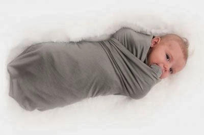 Emmailloter bébé : entre avantages et inconvénients