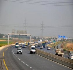 M. Sellal inspecte les travaux de mise à niveau du tronçon autoroutier Lakhdaria-Bouira