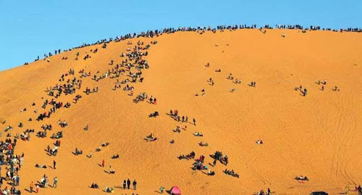 Privé des étrangers, le Sahara Algérien survit avec le tourisme domestique