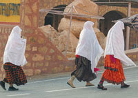 Sarouel, m’lahfa, bakhnoug … Au-delà du vêtement, l’héritage et l’histoire