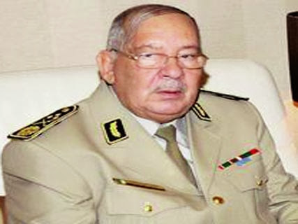 Il a adressé un message aux Algériens et a reçu Louisa Hanoune, Gaïd Salah met l’armée au cœur du débat politique