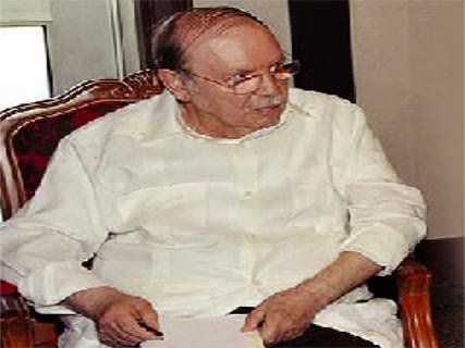 Il s’engage, dans un message lu par Mohamed Boughazi, à abroger le 87 bis, Bouteflika entame sa campagne par procuration