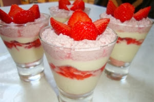 Verrine de fraises à la meringue et chantilly