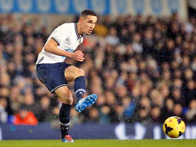 Accueilli avec des fleurs à l’aéroport Houari-Boumediene, Bentaleb à la découverte de l’équipe d’Algérie