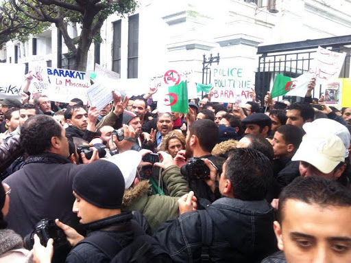 Alger : une centaine de manifestants crient “Barakat!” devant la Faculté Centrale et la Police les empêche d’occuper la rue