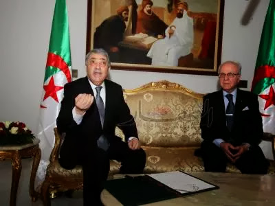 Ali Benflis dépose son dossier de candidature et dénonce la fraude, «Mes formulaires de signature sont authentiques»