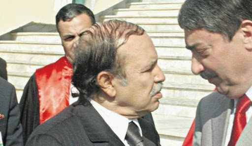 Au premier jour de la campagne électorale, Bouteflika et Benflis se disputent les panneaux d’affichage