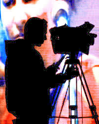 Candidat invisible, dérapages verbaux, parti pris de l’administration et des médias publics…, Une campagne atypique pour une présidentielle fermée