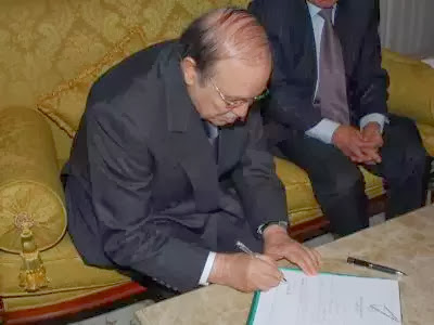 Il a déposé lui-même son dossier de candidature au conseil constitutionnel, Bouteflika signe sa présence