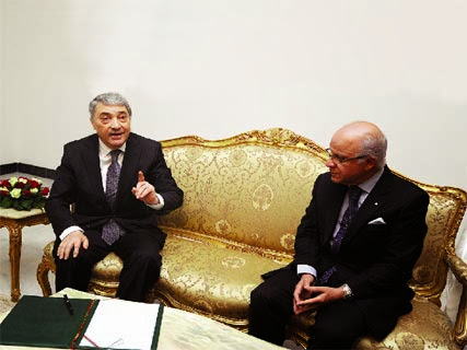 Il dépose son dossier de candidature et fait état de cas de fraude de signatures, Benflis : “J’y vais quand même !”