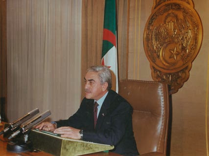 Il qualifie la fonction présidentielle de “lourde charge morale et physique” Zeroual plaide pour un “mandat-transition”