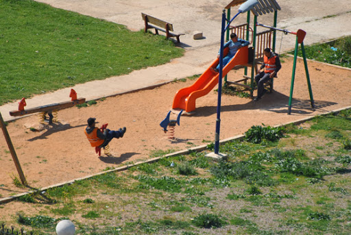 Ils font des siestes à longueur de journée et squattent des installations de jeux pour enfants, Quand les agents de Blanche Algérie travaillent sans contrôle