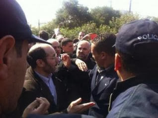 La police empêche le sit-in des partisans du boycott devant le Monument des martyrs à Alger