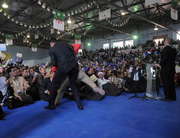 Le meeting de Sellal perturbé par des chômeurs à Ouargla (Vidéo)