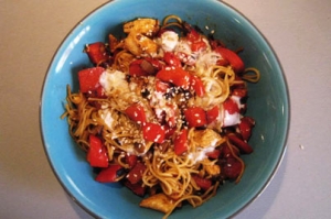 Nouilles sautées au poulet et au poivron