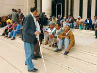 Qui pense à eux en dehors des occasions et cérémonies, Non-voyants : un sentier parsemé d’embûches