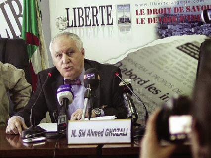 Sid-Ahmed Ghozali hier au forum de “Liberté” “Je mets en garde…”