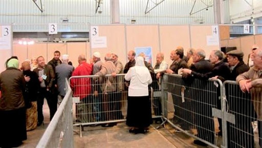 Affluence timide des jeunes lors des 2 premiers jours du scrutin au centre du parc Chanot (Marseille)