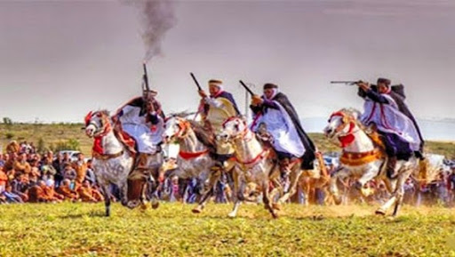 Fantasia aux couleurs locales à l’ouverture du festival touristique et historique de Doucen (Biskra)