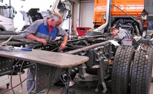 Industrie mécanique, SNVI : sortie d’usine du 1er camion Mercedes Benz
