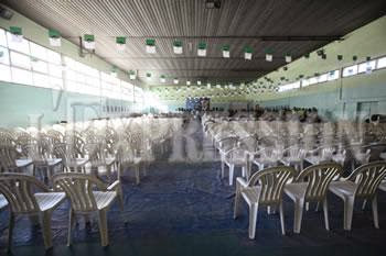 les stades et les cafés sont pleins et les salles des meetings désertes, le foot éclipse la campagne