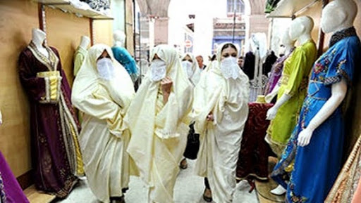 Des femmes étrennant le Haik traditionnel défilent à travers les artères de Tlemcen