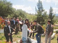 À l’initiative de la maison de la culture et de l’association des journalistes de tizi ouzou : Hommage et recueillement à la mémoire de tahar djaout