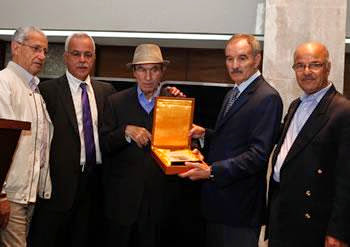 Cérémonie en l&rsquo;honneur des journalistes accrédités pour la coupe du monde : Le beau geste de hamid grine