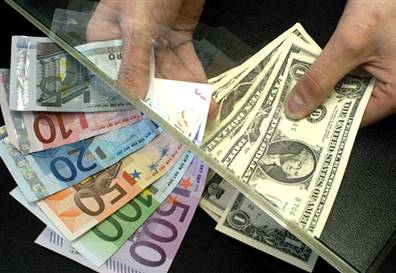 Devises: l&rsquo;euro recule face à un dollar porté par des achats à bon compte