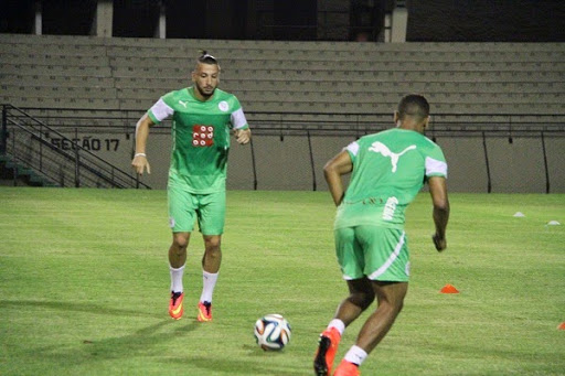 EN : Mahrez à gauche, Halliche dans l’axe et Mostefa à droite