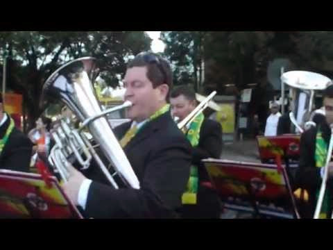 Kassamen reprise par une fanfare de rue brésilienne